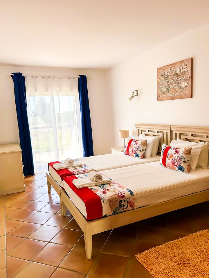 ห้องนอน - เตียงเดี่ยว 2 หลังแต่สามารถเปลี่ยนเป็นเตียงคู่ได้