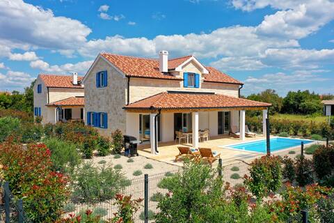 Papa's Court Villa IV