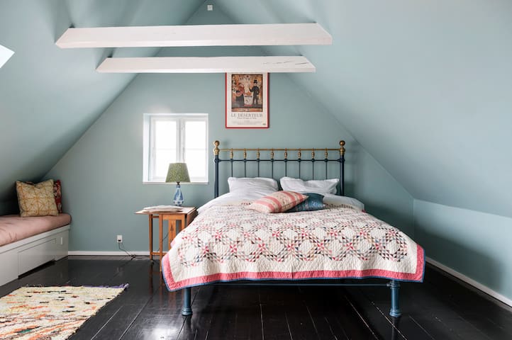 Luxury designer penthouse overlooking the canal + gallery image 4