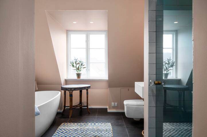 Luxury designer penthouse overlooking the canal + gallery image 5