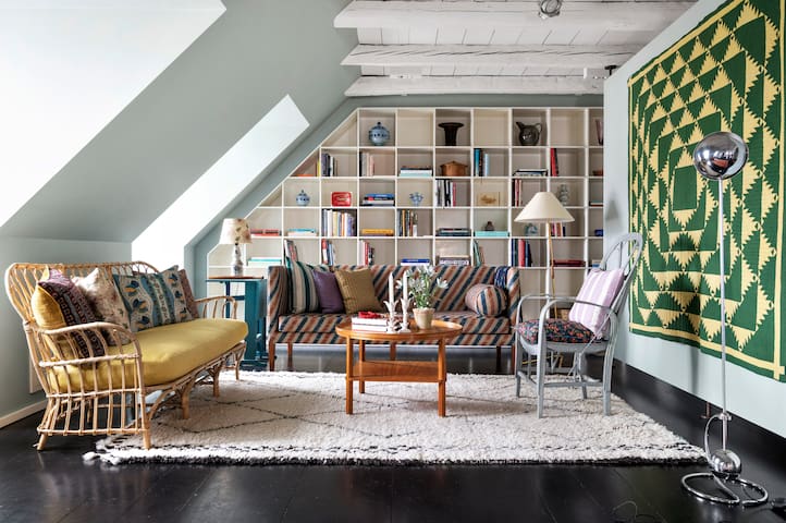 Luxury designer penthouse overlooking the canal + gallery image 3