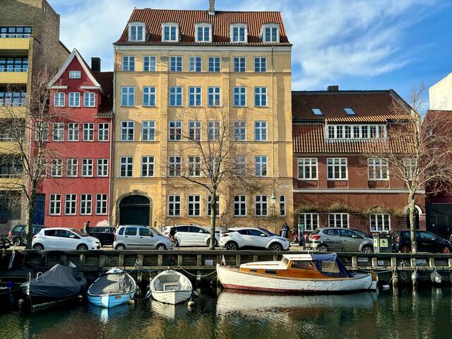 Luxury designer penthouse overlooking the canal +