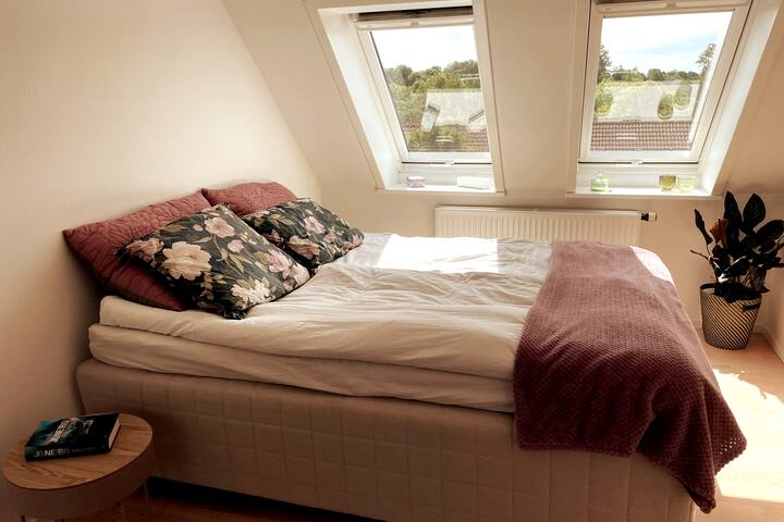 ห้องนอนเตียงคู่ขนาด 160 * 200 ซม.