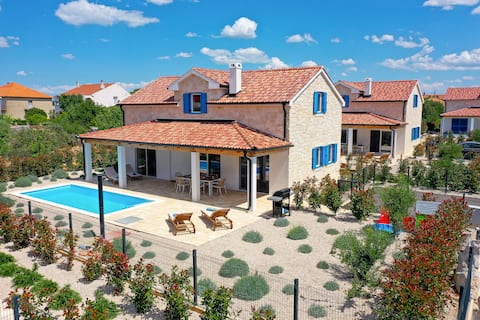 Papa's Court Villa III