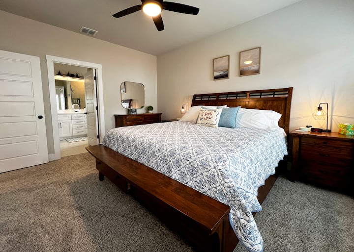 Ძირითად საძინებელში არის ლეიბი Nectar King და უამრავი სათავსო ტუმბოებსა და კომოდზე. Დასამუხტი გემბანი განთავსებულია ორივე ტუმბოზე. Ასევე, მოწოდებულია დამატებითი ბალიშები და საბნები 