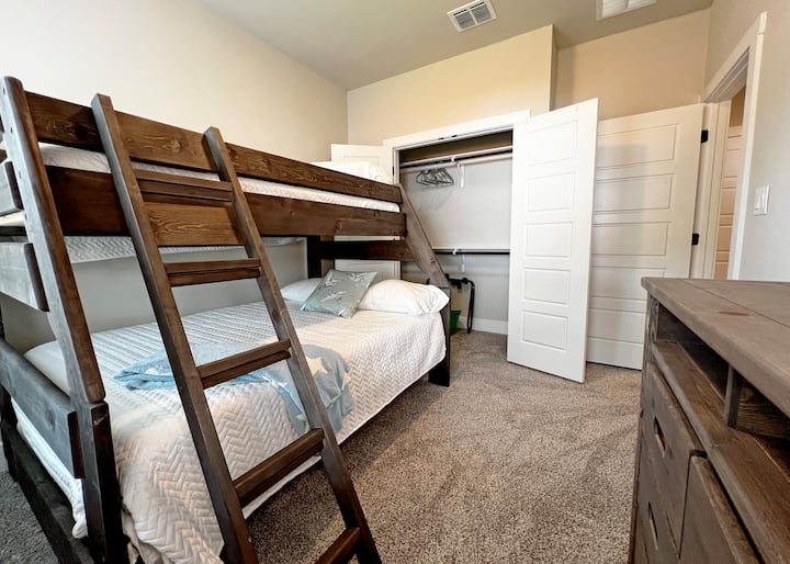 Ორსართულიანი ოთახი სრული საწოლით ქვემოთ და ორადგილიანი საწოლით, დამატებითი ბალიშებით, დიდი კომოდით და კარადა ბარგის საკიდით, ასევე, დამტენი დოკითა და სმარტ-ტელევიზორით თქვენი საყვარელი გადაცემების სტრიმინგისთვის.