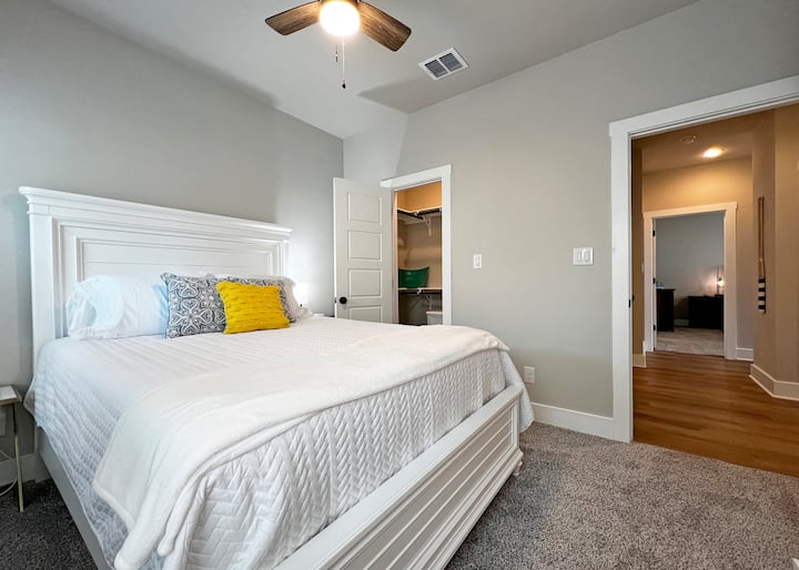 Ამ კეთილმოწყობილ მეორად საძინებელში არის დედოფლის ზომის ნექტარის ლეიბი, უამრავი ბალიში, კედელზე მიმაგრებული სმარტ-ტელევიზორი, დასამუხტი გემბანი ტუმბოებზე, სარკე მთელ სიგრძეზე და უამრავი სათავსო დიდ კარადაში ბარგის საკიდით. 