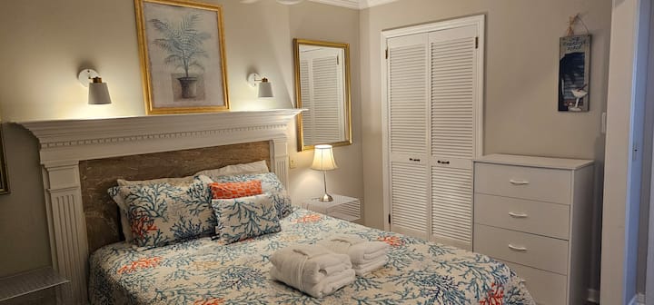 Veľmi pekná spálňa s manželskou posteľou Queen a niekoľkými skrinkami!