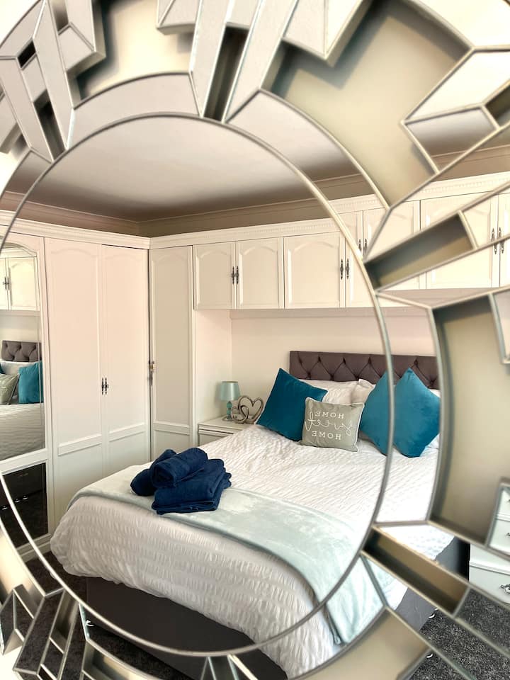 Chambre double confortable et élégante avec beaucoup d'espace pour le rangement aussi.