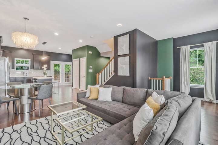 “Chic” DC Townhome w/ Parking