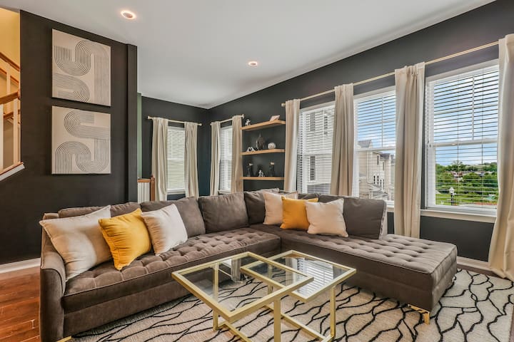 “Chic” DC Townhome w/ Parking gallery image 3
