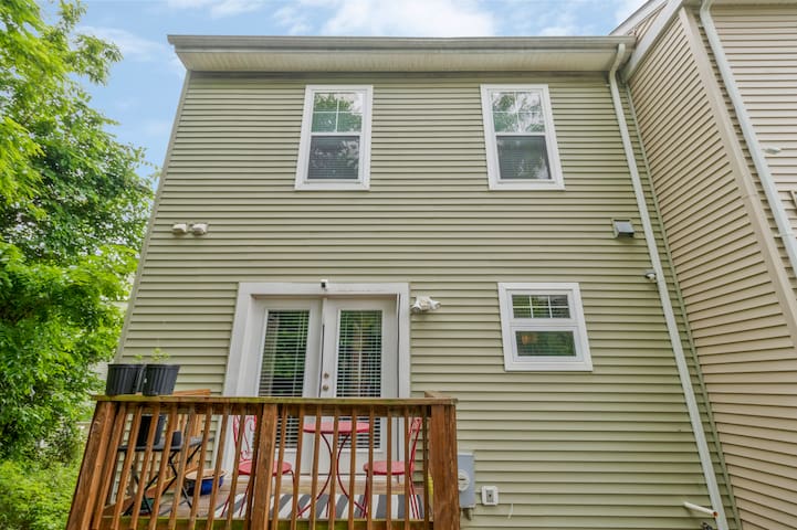 “Chic” DC Townhome w/ Parking gallery image 2
