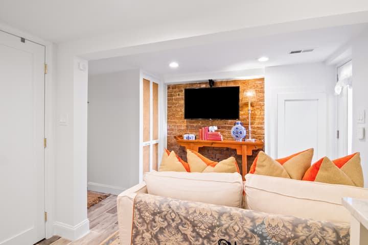 Smart TV - we laten accounts ingelogd om gemakkelijk te bekijken, maar voel je vrij om in/uit te loggen als dat nodig is.