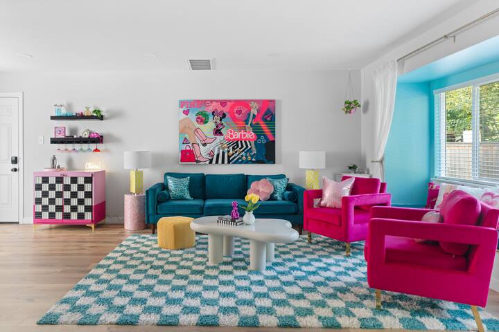 Bachelorette Dreamhouse, Pink Kitchen – Sleeps 10