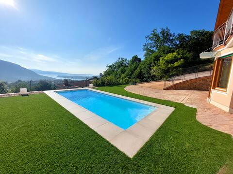 Single villa with private pool and lake view