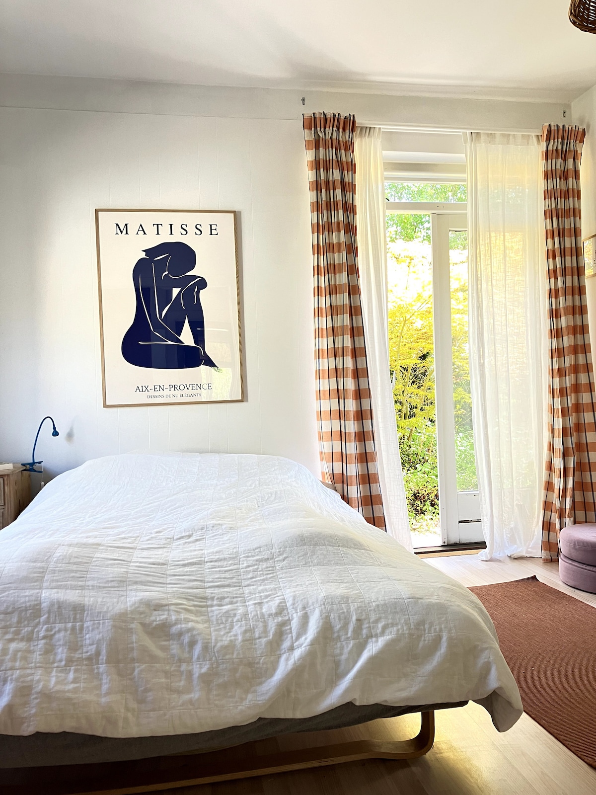 Ორადგილიანი საწოლი და პირდაპირი გასასვლელი.