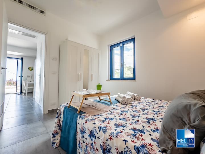 Dormitorio principal de la estructura, con aire acondicionado y armario con espejo de cuerpo entero