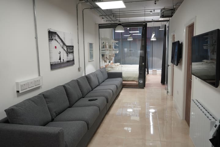 Carman’s Rooms – Jameson Suite