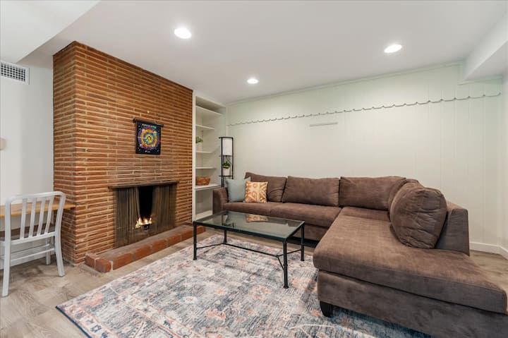 Ქვედა მისაღებ ოთახში არის ტახტი. 