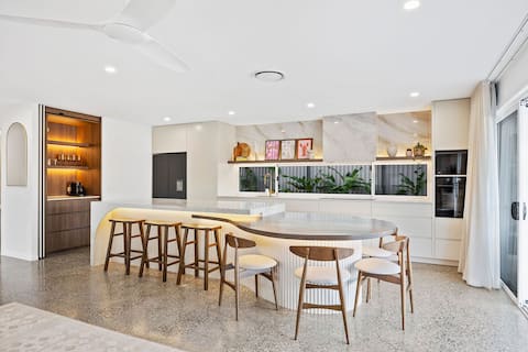 Solis House - spacious, family, beach, pets.