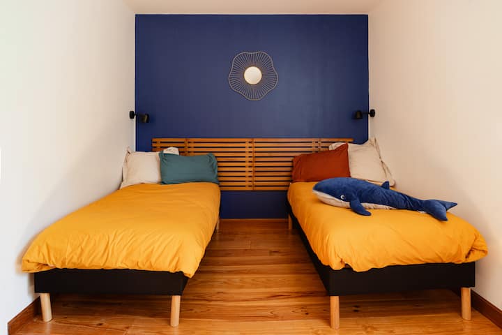  2 lits simples ou 1 double avec literie adaptée en fonction de la demande des voyageurs.
Salle de bain attenante  avec douche et wc privatif.