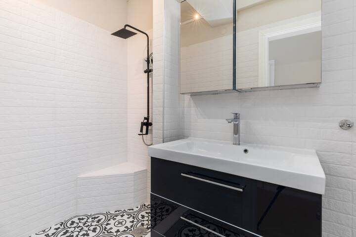 Valeria: Comfortable apartment with city view gallery image 5