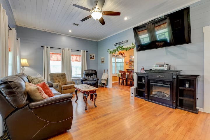 Pasa tiempo de calidad con tus amigos y tu familia en la acogedora sala de estar, junto a la chimenea y disfrutando del entretenimiento de la televisión.