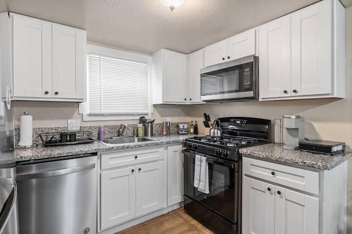 Bohemian & Cat Themed | Close To Dt Sac | Laundry - Sacramento, CA