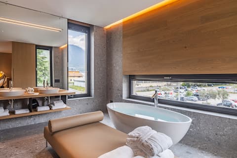 Penthouse: rooftop terrace + hot tub