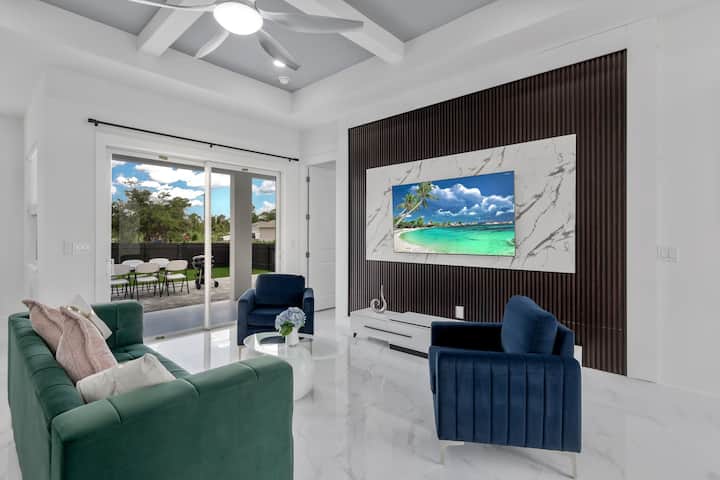 Modern Vacation Home Fully Fences| Video Game Room - Lehigh Acres, FL