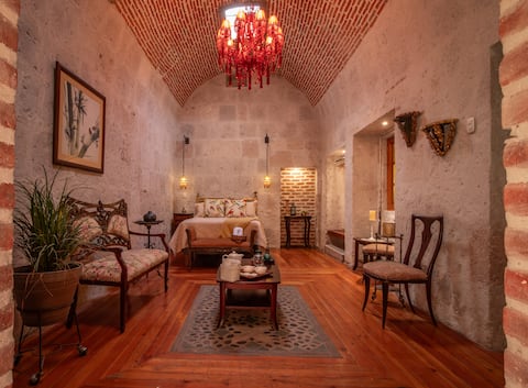 Sillar Colonial Bedroom in the city center
