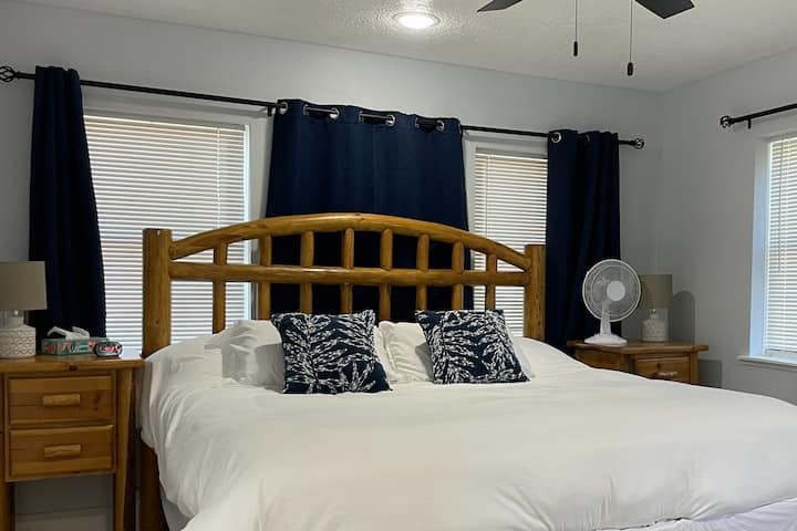 Veľká manželská posteľ pre pohodlie hostí.