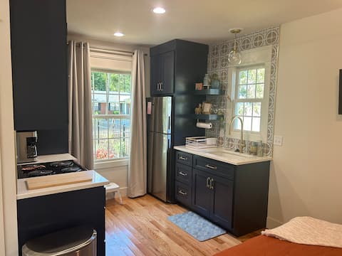 Top Airbnb: The Artist's Cottage in Conway