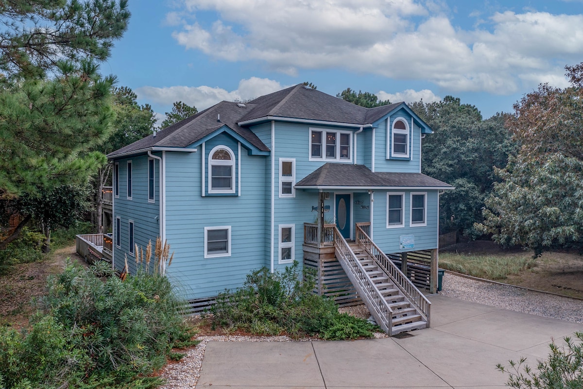 Salty Souls OBX! Pet Friendly! Pool + Hot Tub!