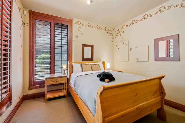 Located on the lower floor is this charming queen bedroom, located at the end of the corridor for total privacy and easy access to the lower deck hot tub and firepit. 
