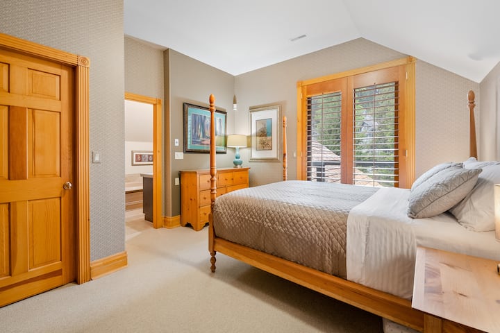This well-appointed room features a gorgeous 4 poster queen bed with a private balcony. 