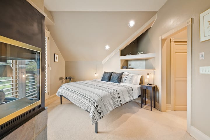 Beautiful king bed and bedside table lamps with USB & UBC adapter outlets. 