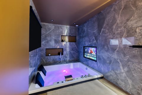 Jacuzzi & Movie Theater near Disneyland