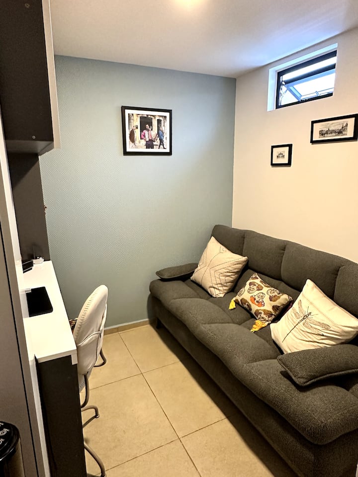 Secundaire kamer uitgerust met bureau en slaapbank