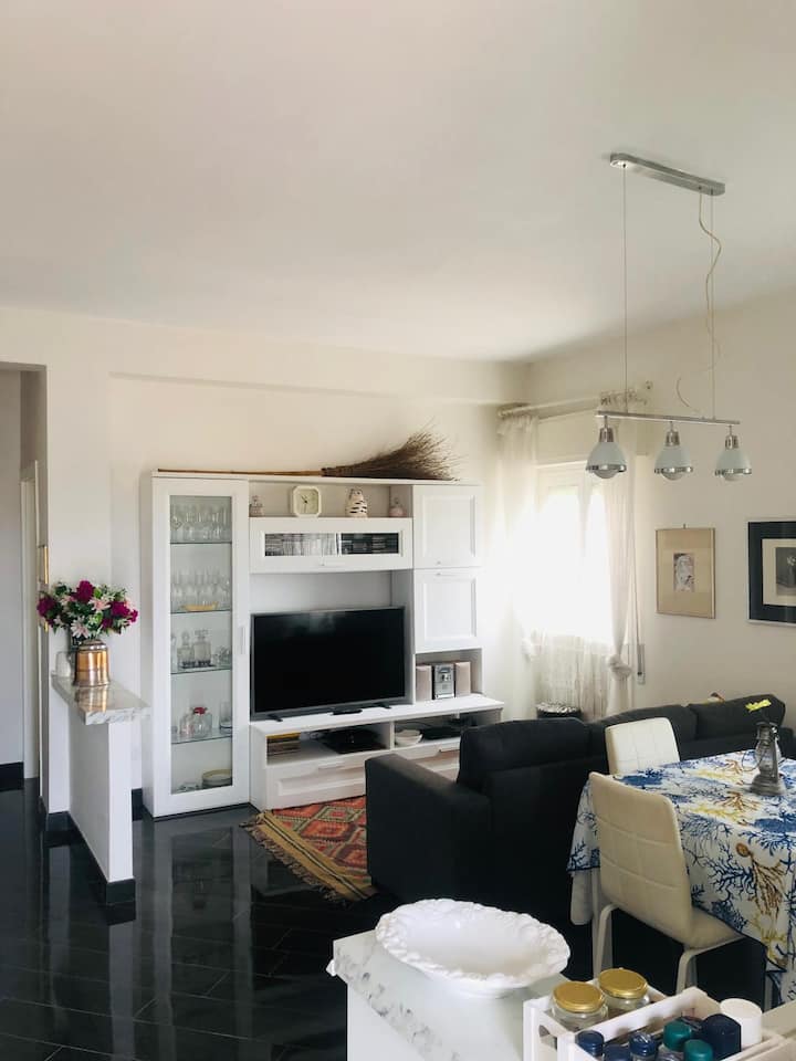 客厅配备45英寸电视和LED、带盒子和CD的立体声音响、互联网连接（ TIM光纤） ！
我们的住宿有很多棋盘游戏，从女士到国际象棋，再到俄罗斯轮盘赌、卡牌和许多公司游戏！