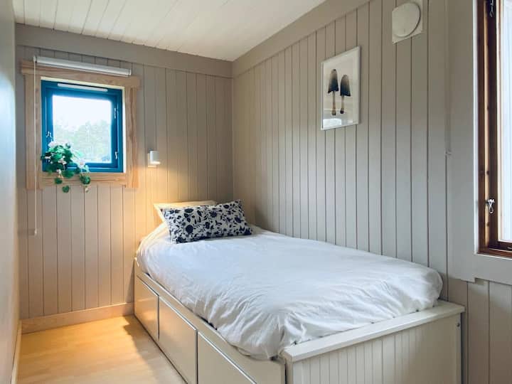 ห้องนอน 2 ห้องมีเตียงเดี่ยวที่สามารถดึงออกมาได้จึงกลายเป็นเตียงคู่ 