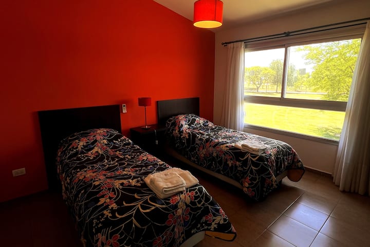 chumba cha kulala kilicho na vitanda viwili pacha na kiyoyozi moto/baridi