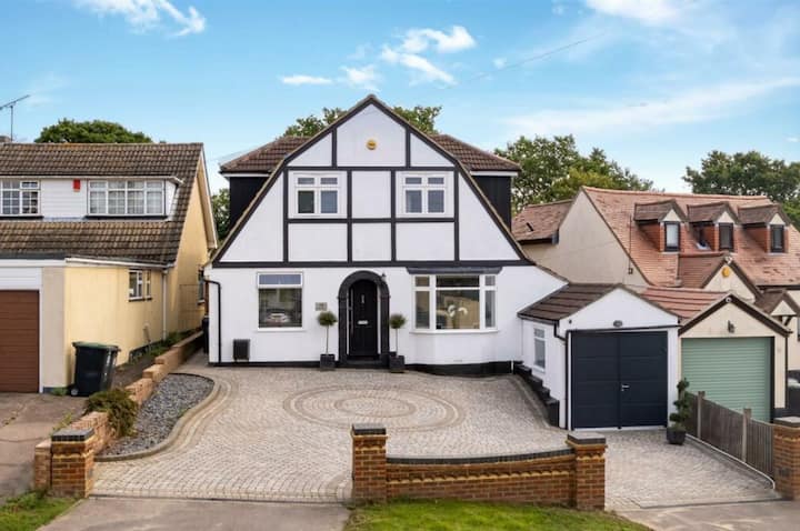 Luxury 5-Bed Home in Theydon Bois Near Epping