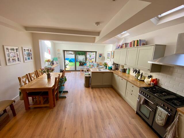 Large 4 Bedroom Wimbledon House gallery image 3