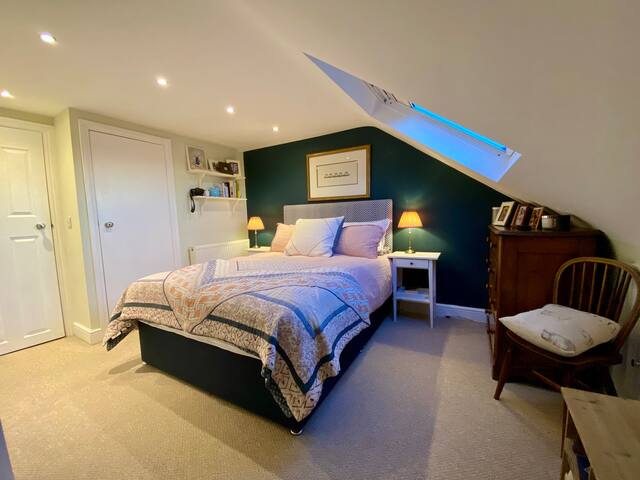 Large 4 Bedroom Wimbledon House gallery image 4