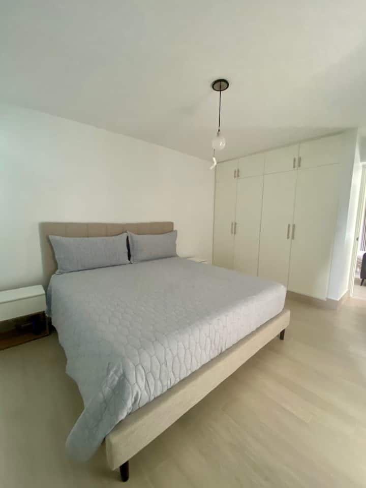 בחדר יש מיטת קינג סייז, כריות ושמיכות נוספות. מיזוג אוויר ואזור עבודה עם חיבור Wi - Fi מהיר. יש בו ארון מרווח עם ווים שבו אפשר לאחסן את כל החפצים שלכם. הפסקת חשמל בווילונות