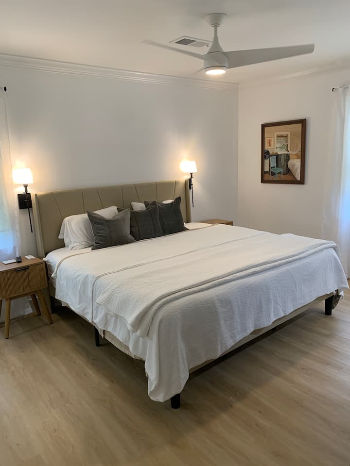 Kitanda aina ya King kilicho na feni ya dari (kilicho na taa ya LED) kilicho na rimoti. Pia, mikwaruzo miwili kando ya kitanda. Chumba cha nguo kina hifadhi nzuri kwa ajili ya mali za wageni zilizo na viango na kulabu. Bafu la chumbani lenye  mlango unaoteleza pamoja na kulabu za taulo, n.k.