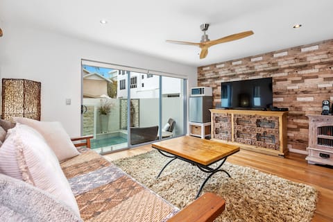 Successful Airbnb property: Large stylish apartment, close to beach with pool. in Mermaid Beach