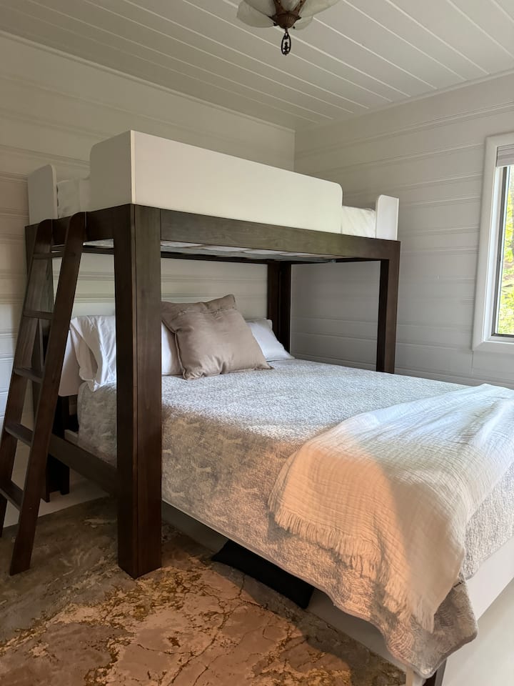 Cama tamaño queen con litera doble