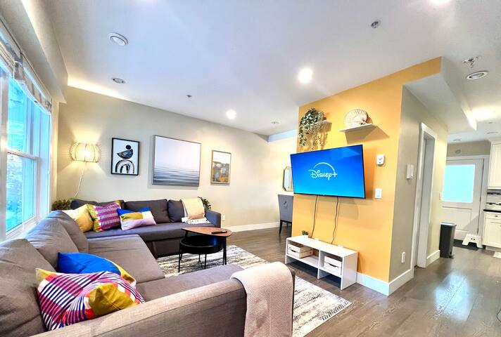 Spacious 4BR Townhouse in East Van | King Bed